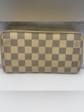 Louis Vuitton Daimer Zipper Wallet - Good Condition